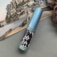 【クリックポスト対応】　革巻きメタルアトマイザー  Ｌ.ブルー　マットパイソン　日本製　LBL03【メンズ　香水　フレグランス　ギフト　アロマ　運気　ヘビ革】