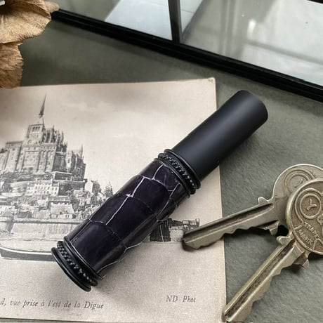 【クリックポスト対応】　クロコダイル革巻き　5MLメタルアトマイザー　マットブラック　DGYMBK04　日本製【新色　メンズ　香水　フレグランス　アロマ　お返し　ギフト】