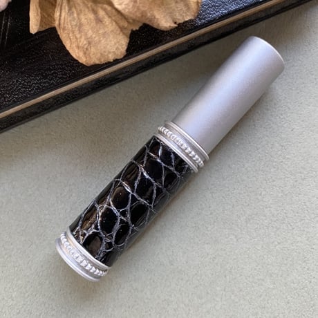 【クリックポスト対応】　クロコダイル革巻き　5ML メタルアトマイザー　MSVBKSV01　日本製【メンズ　グレー　香水　フレグランス　人気　父の日　お返し　ギフト】