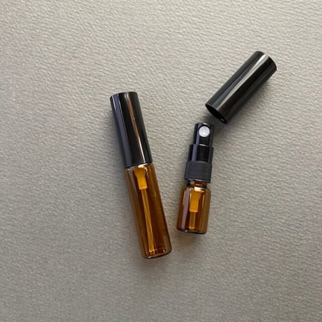 ＜100個＞２.５ml 遮光瓶アトマイザー　黒プラスチックキャップ／黒スプレーポンプ　日本製【香水　フレグランス　アロマ　調香　ワークショップ　小ロット　漏れない】