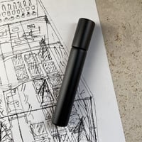 【クリックポスト対応】　８ml  ロールオンボトル　マットブラック　アルミキャップ付き　日本製【メンズ　香水　フレグランス　アロマ　ヒーリング　爪のケア】