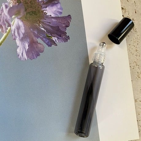 【クリックポスト対応】　８ml ロールオンボトル　グレー・ローズピンク　日本製【メンズ　香水　アロマ　フレグランス　ハッカ　肩こり　睡眠】