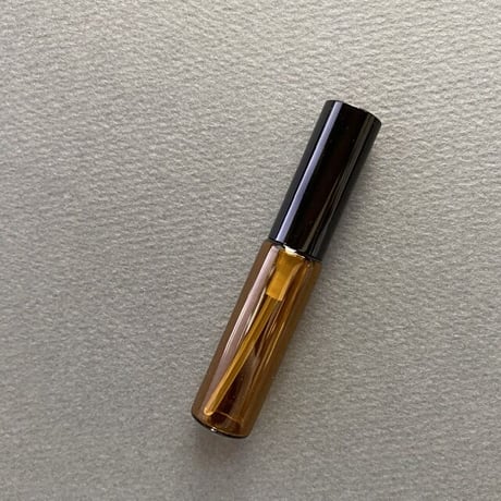 【クリックポスト対応】　５ml・８ml  遮光瓶アトマイザー　黒アルミキャップ／黒スプレーポンプ　日本製 【メンズ　香水　フレグランス　アロマ　調香レッスン　調香　ワークショップ】