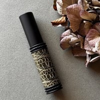 【クリックポスト対応】　ワニ革巻き　5MLメタルアトマイザー　マットブラック　カイマン　MBK-MSGR10　日本製【黒　モス　グリーン　メンズ　香水　フレグランス　アロマ　お返し　ギフト】