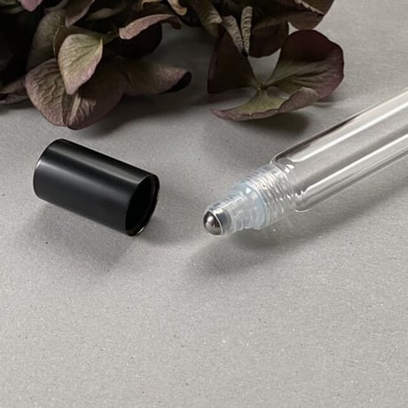 【クリックポスト対応】　８ml ロールオンボトル　マットブラックキャップ　日本製　【調香　香水　フレグランス　アロマブレンド　ヒーリング　メンズ】