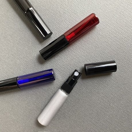 【クリックポスト対応】　５ml カラーアトマイザー　シルバーメタリック　黒プラスチックキャップ／黒スプレーポンプ　日本製 【香水　フレグランス　アロマ　ギフト】