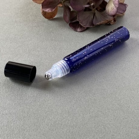 【クリックポスト対応】　８ml ロールオンボトル　ラメ瑠璃　日本製【星屑ロール　宇宙　調香　香水　フレグランス　アロマブレンド】