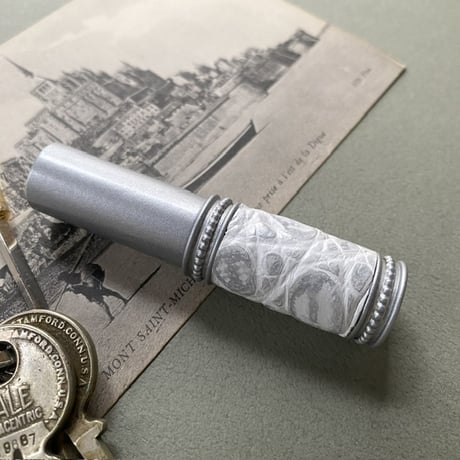 【クリックポスト対応】　クロコダイル革巻き　4ML メタルアトマイザー　マットシルバー　MWH03　日本製【再入荷　メンズ　白　香水　フレグランス　人気　アロマ　ギフト　ワニ革】