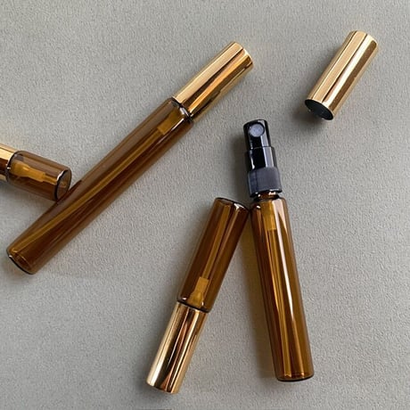 ＜10個以上45%OFF＞８ml 遮光瓶アトマイザー　ゴールドアルミキャップ／黒スプレーポンプ　日本製 【小ロット　香水　フレグランス　アロマ　調香　レッスン　ワークショップ】