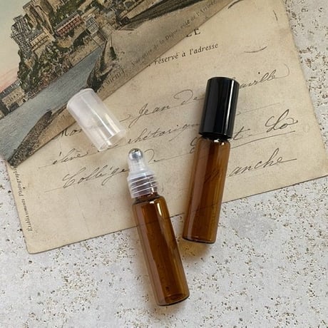【クリックポスト対応】　５ml 遮光瓶 ロールオンボトル　プラスチックキャップ　日本製【遮光　メンズ　香水　フレグランス　アロマ　肩こり　睡眠　除菌】