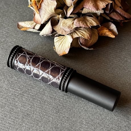 【クリックポスト対応】　クロコダイル革巻き　5MLメタルアトマイザー　マットブラック　DGYMBK02　日本製【新色　メンズ　香水　フレグランス　アロマ　お返し　ギフト】