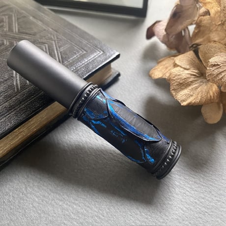 【クリックポスト対応】　パイソン革巻き　5ML メタルアトマイザー　MBKMBL11   日本製【再入荷　メンズ　香水　フレグランス　人気　アロマ　ギフト　キラキラ　お返し】