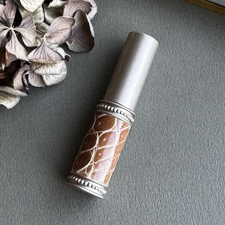 【クリックポスト対応】　クロコダイル革巻き　4ML メタルアトマイザー　グレージュ　SGY01　日本製【新色　香水　フレグランス　アロマブレンド　お返し　ギフト】
