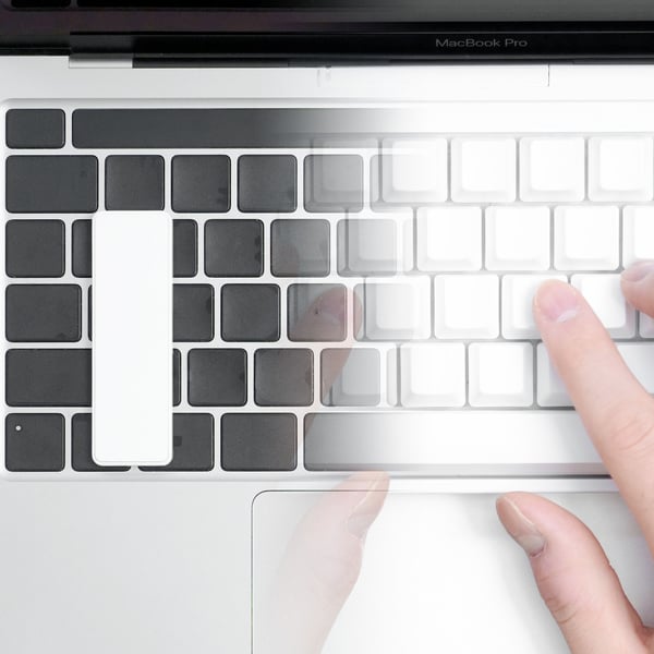 MacBook Pro 2017年製　（画面破損）ハードカバー等付属品付 MacBook Pro 2017年製 （画面破損）ハードカバー等付属品付