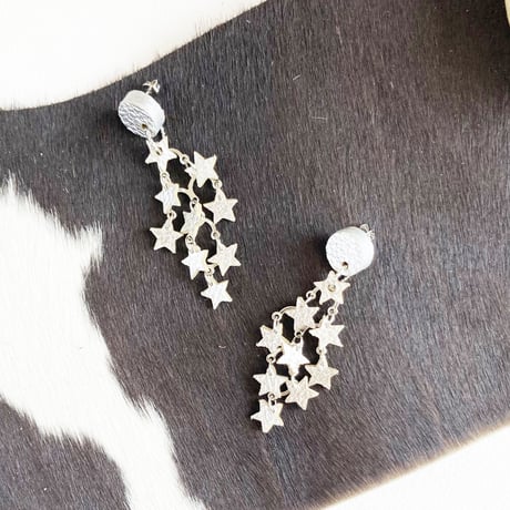 【満月と月 Silver 】 牛革の軽いキラキラ星ピアス　イヤリング変更可能 シルバー レザー 本革 星　クリスマス