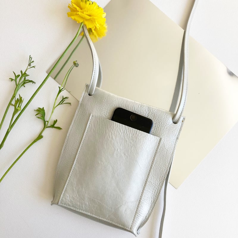 肉厚で柔らかい牛革ポシェット キャッシュレス シルバー 本革 レザー