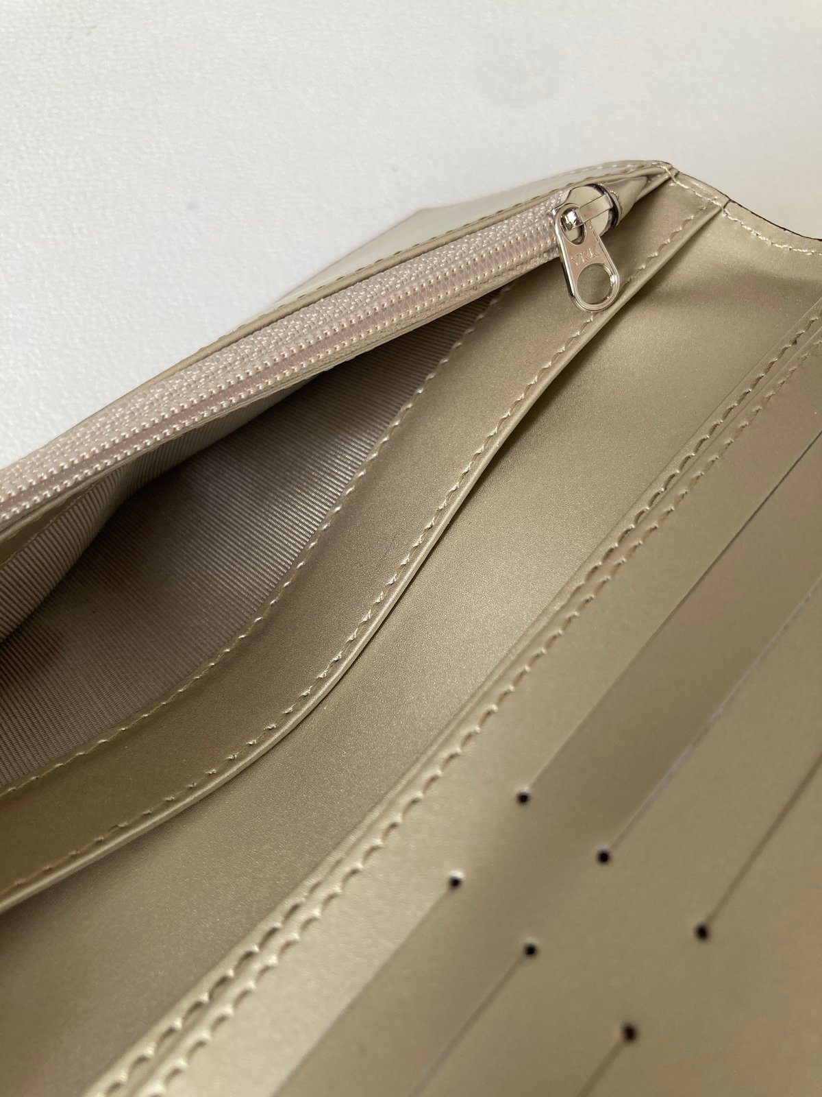 2月中旬発送】Pearl Glitter 牛革の薄い長財布 シャンパンゴールド