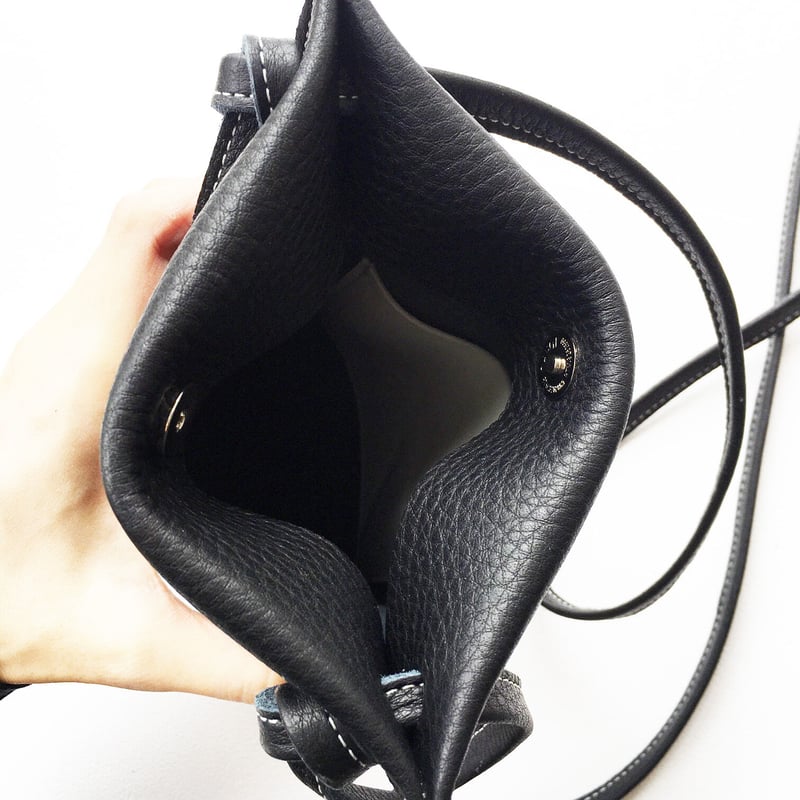 柔らかいブラックレザーのガマ口ポシェット　レザー　ポシェット　ブラック　大きめ 肉厚で柔らかい牛革ポシェット キャッシュレス 黒 ブラック