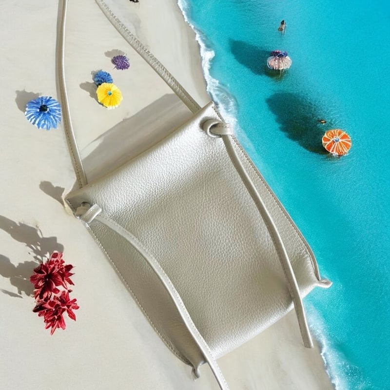 肉厚で柔らかい牛革ポシェット キャッシュレス シルバー 本革 レザー