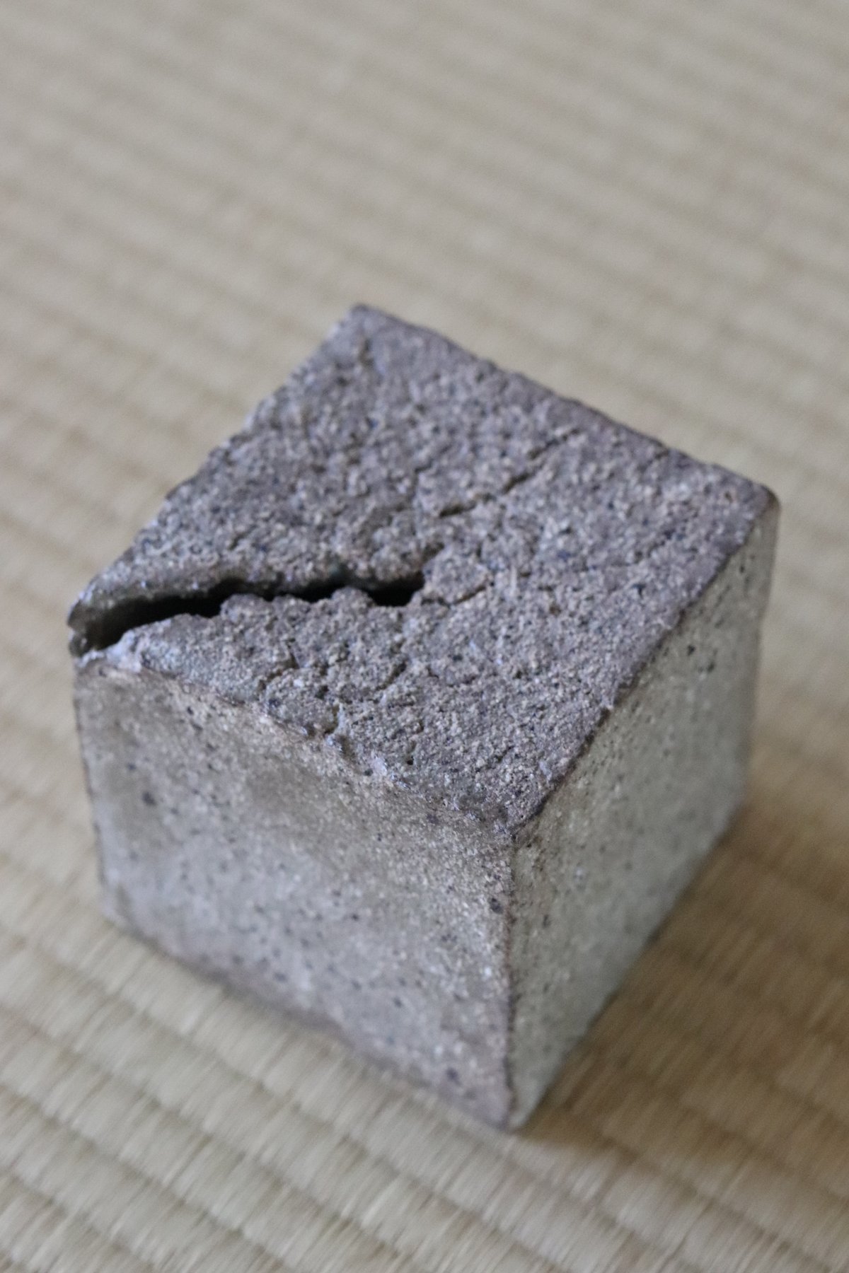 村上躍 白灰化粧キューブ型花器 | 丹羽茶舗