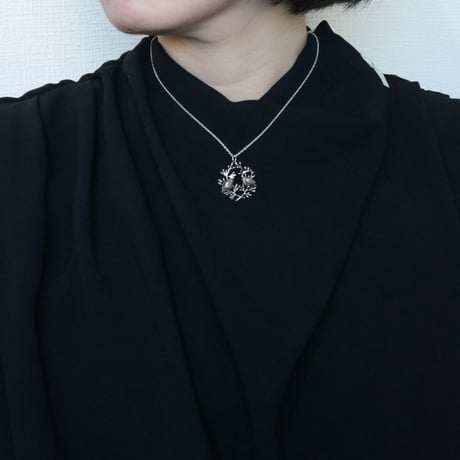 抱き寓生に対い鳩ネックレス