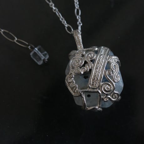 縄文の月ネックレス