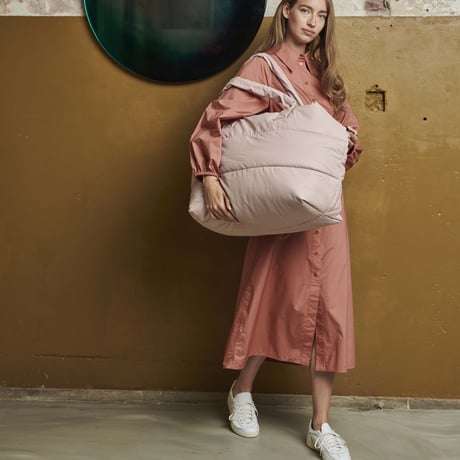 Tinne+Mia_big puffy weekend bag (rose smoke,black)