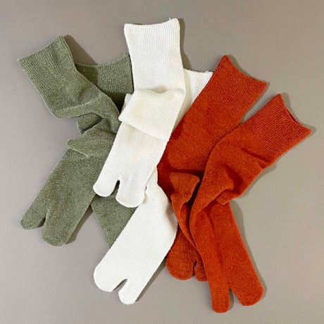 2e CHESTS×MARCOMONDE_MOLE FUR TABI socks (L.Green,Ivory)