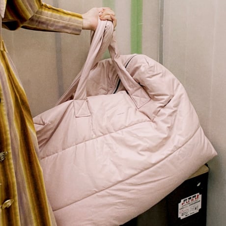 Tinne+Mia_big puffy weekend bag (rose smoke,black)