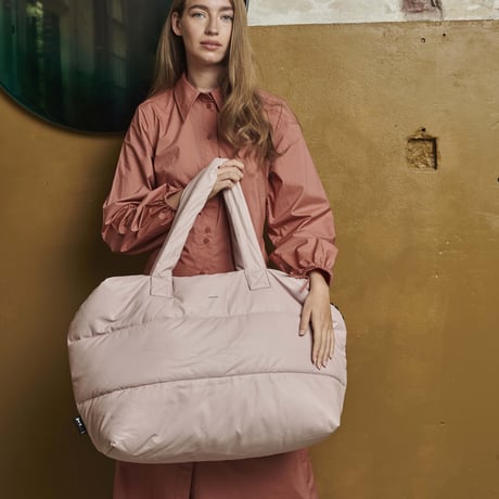 Tinne+Mia_big puffy weekend bag (rose smoke,black)