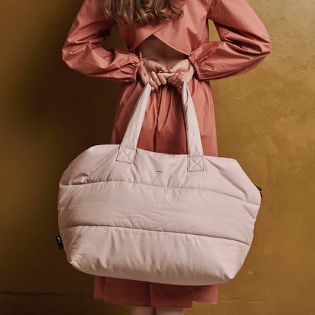 Tinne+Mia_big puffy weekend bag (rose smoke/greige gold)