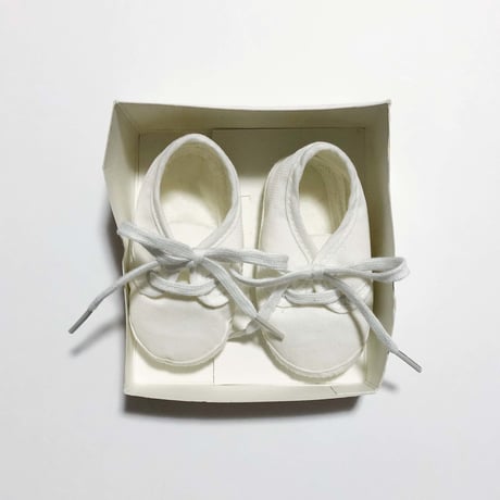 white shoes (dead stock) / 1-2months