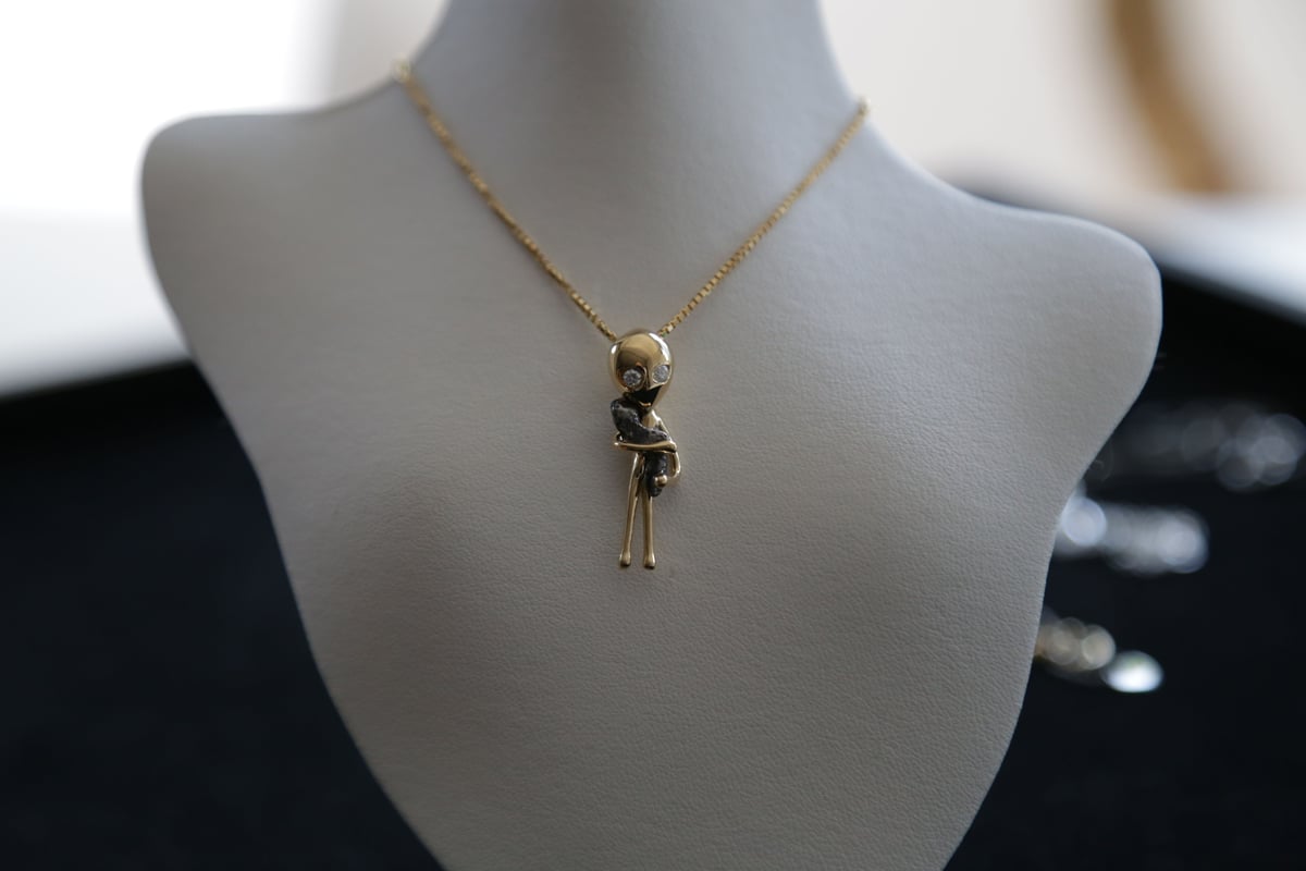 宇宙に帰りたいが開眼した宇宙人ネックレス 18金 目にダイヤモンド