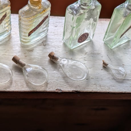 【アンティーク】 大正ロマン〜戦前 昭和レトロ 薬瓶・国産香水瓶・薬管 大量セット（当時の中身・レア紙ラベル付き）