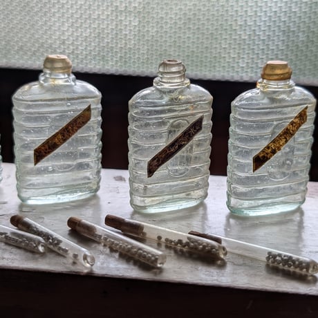 【アンティーク】 大正ロマン〜戦前 昭和レトロ 薬瓶・国産香水瓶・薬管 大量セット（当時の中身・レア紙ラベル付き）