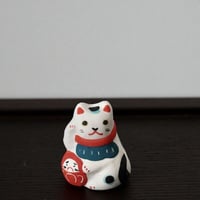 ミニだるま抱き招き猫　Mini Daruma hugging maneki-neko