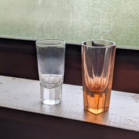 【アンティーク】 ヴィンテージ ショットグラス 2客セット（サーモンピンク四角底 / クリア厚底）