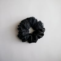 刺繍flowerBlack_シュシュ