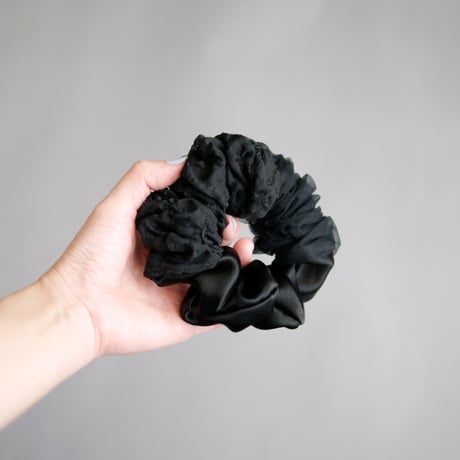 刺繍flowerBlack_シュシュ