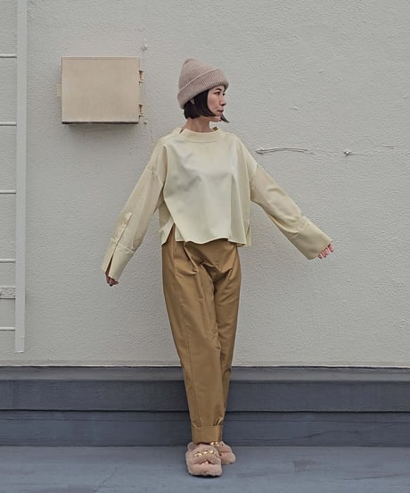 round slit collar blouse　￥26,400→￥13,200