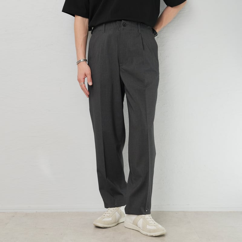 Gray Slacks | So｜大人に似合う”少数精鋭”の定番服