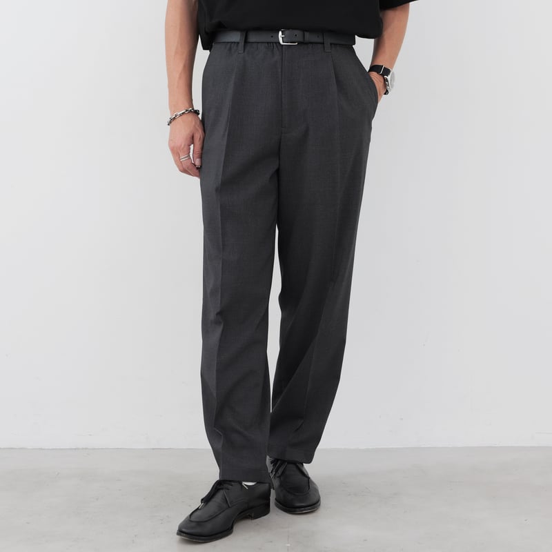 Gray Slacks | So｜大人に似合う”少数精鋭”の定番服