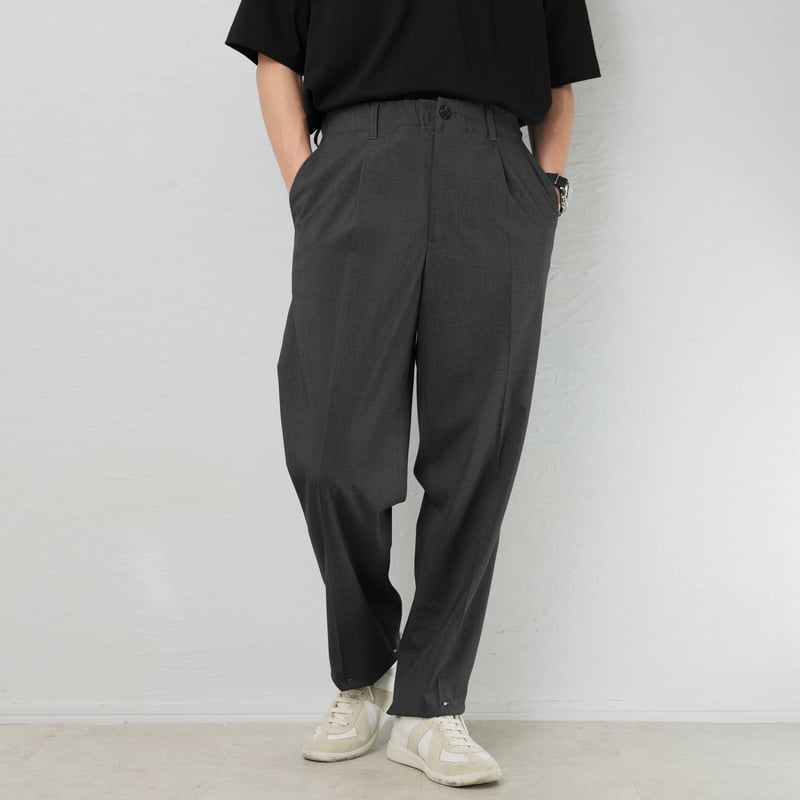 Gray Slacks | So｜大人に似合う”少数精鋭”の定番服