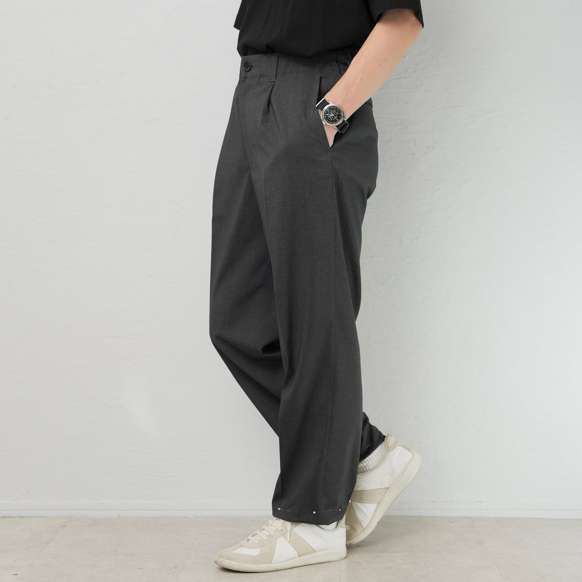 Gray Slacks | So｜大人に似合う”少数精鋭”の定番服