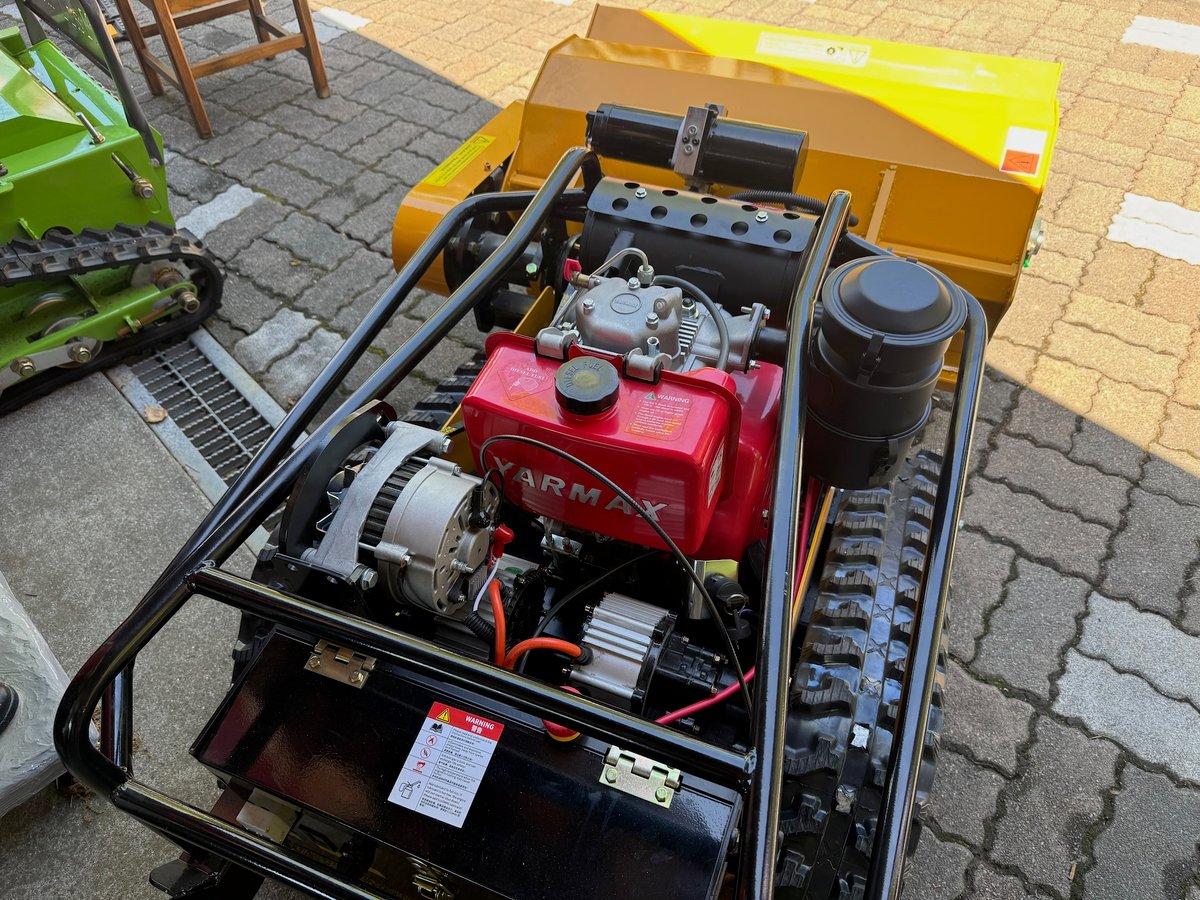 800mm ハンマーナイフ ディーゼル ラジコン草刈機 TimberCat NS1