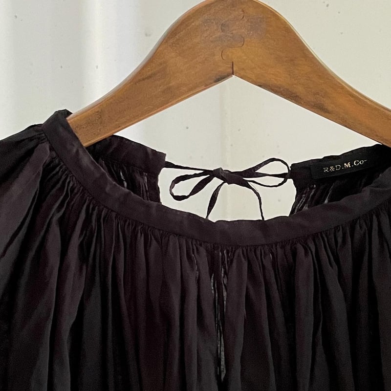 R&D.M.Co- 2024 GATHER SMOCK ブラウス ブラック R&D.M.Co- 2024 GATHER SMOCK ブラウス ブラック