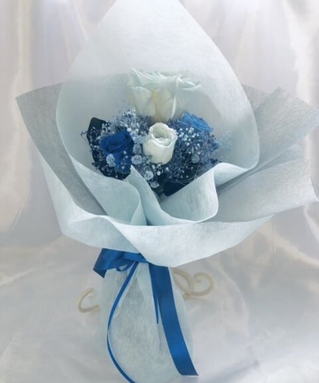 ベビーブルーローズとミニ薔薇とかすみ草のふんわり花束（プリザーブドフラワー）