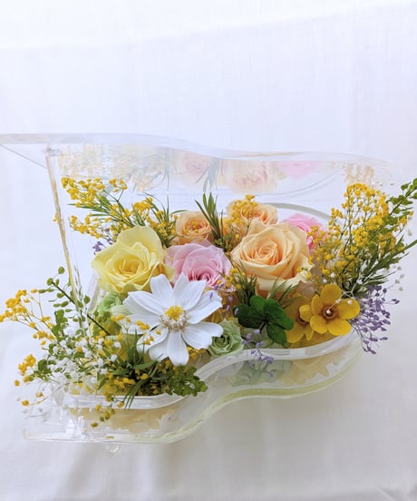 プリザーブドフラワーピアノアレンジ／小花と薔薇と四ツ葉のクローバーの優しい音色（フラワーケース付き）