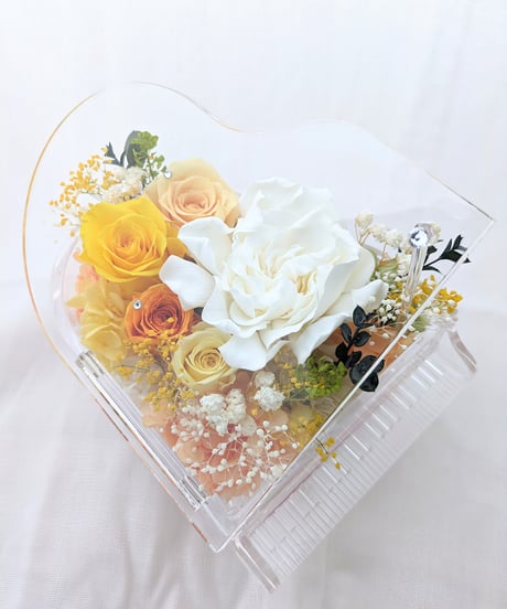 リザーブドフラワーピアノアレンジ／クチナシと薔薇と小花の優しい音色（フラワーケース付き）