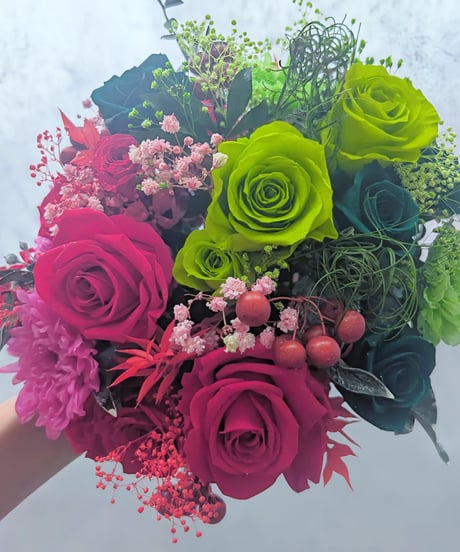 プリザーブドフラワー赤とグリーンローズと小花の花束／情熱とやすらぎの22輪使用